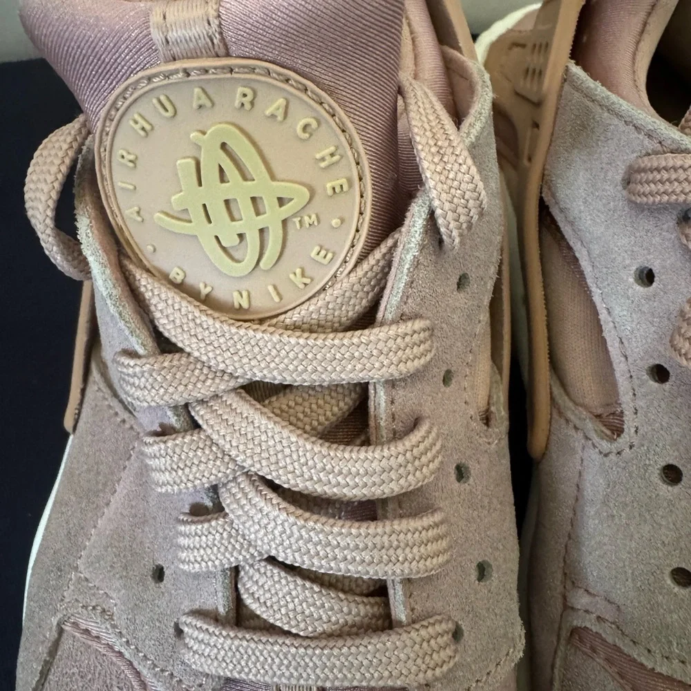 EUC Women’s Nike Sunset Tint Huarache  2017 Size 7.5